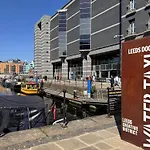 Dock 2 Bed Balcony & River View *