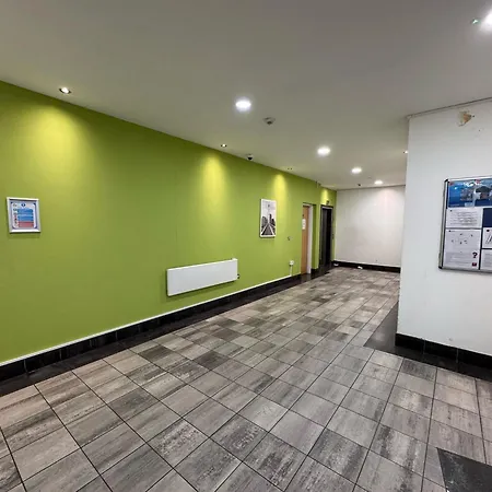 2 Bed Leeds Dock Balcony And River View Apartment *