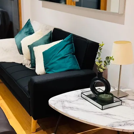 2 Bed Leeds Dock Balcony And River View *