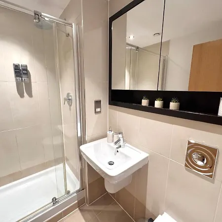 Apartment 2 Bed Leeds Dock Balcony And River View