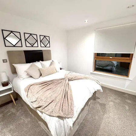 Apartment 2 Bed Leeds Dock Balcony And River View *