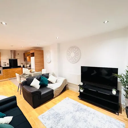 2 Bed Leeds Dock Balcony And River View Apartment Leeds (West Yorkshire)