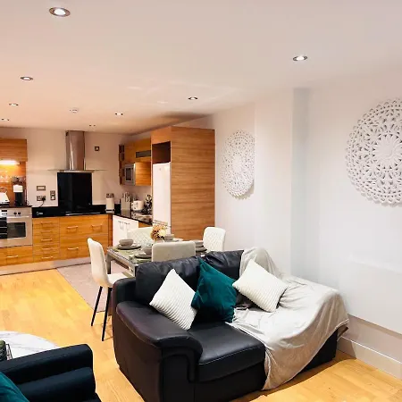 2 Bed Leeds Dock Balcony And River View *