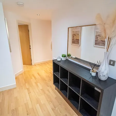 Apartment 2 Bed Leeds Dock Balcony And River View