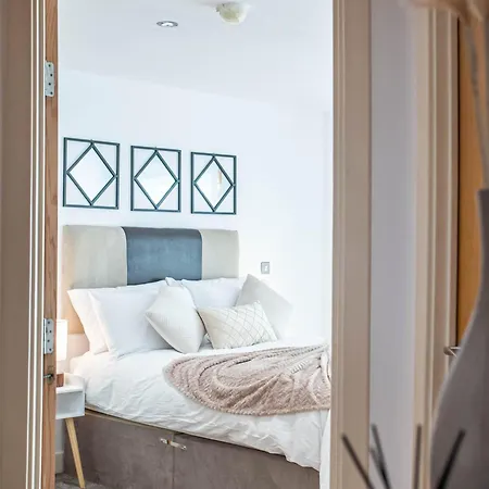 2 Bed Leeds Dock Balcony And River View Apartment *