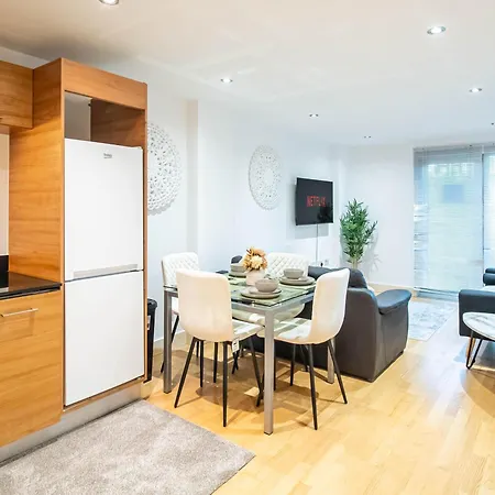 2 Bed Leeds Dock Balcony And River View Apartment *