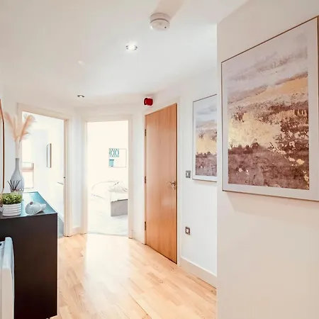 2 Bed Leeds Dock Balcony And River View *