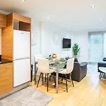 Dock 2 Bed Balcony & River View Apartment *