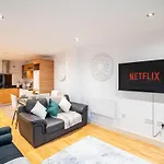 Dock 2 Bed Balcony & River View Leeds (West Yorkshire)