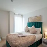 Dock 2 Bed Balcony & River View Leeds (West Yorkshire)