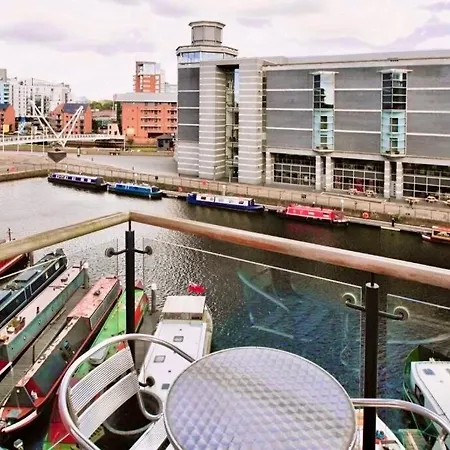 2 Bed Dock Balcony And River View Apartment *
