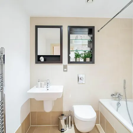 Dock Balcony & River View 2 Bed Leeds (West Yorkshire)