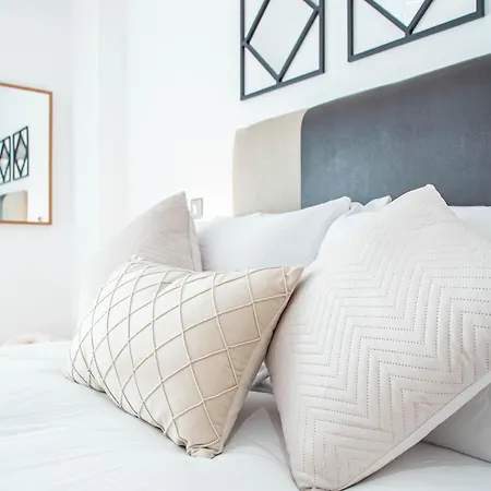 Dock Balcony & River View 2 Bed