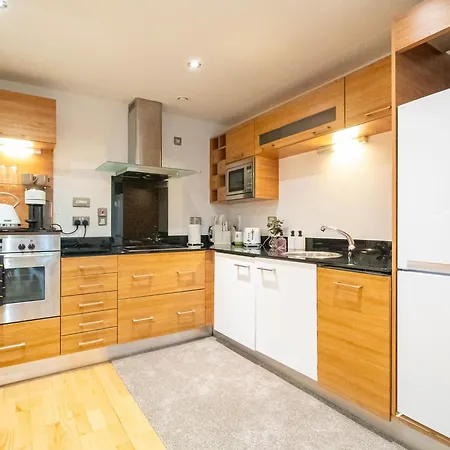 Apartment Dock Balcony & River View 2 Bed Leeds (West Yorkshire)