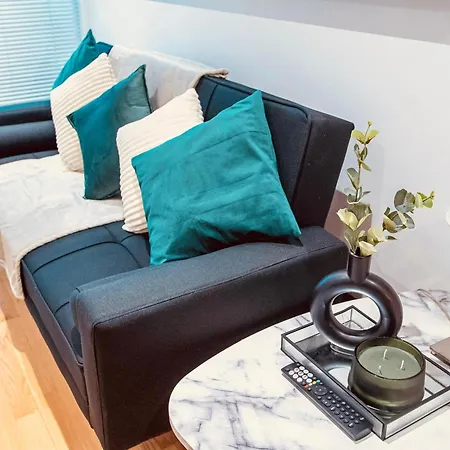 Dock Balcony & River View 2 Bed Apartment