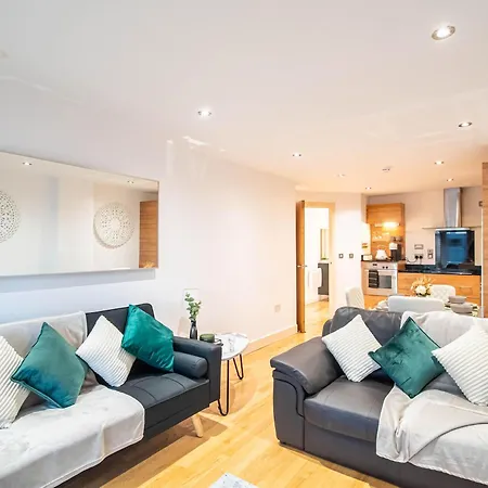 2 Bed River View Balcony Leeds Dock Royal Armouries דירה לידס