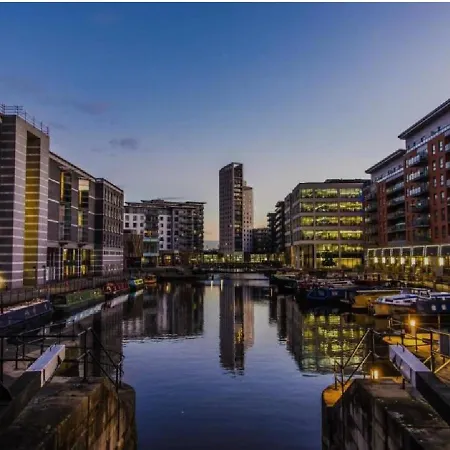 דירה 2 Bed River View Balcony Leeds Dock Royal Armouries *