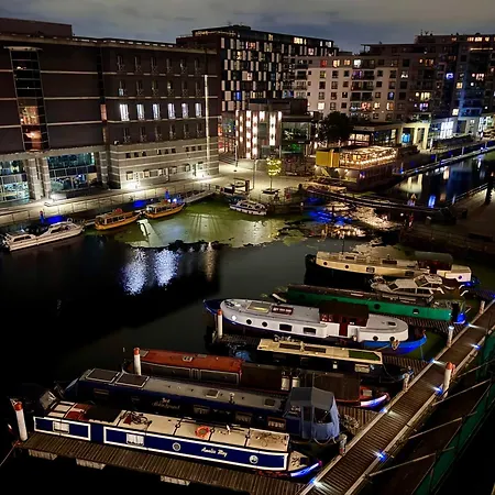 Dock Balcony & River View 2 Bed 아파트