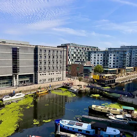 2-bed 2 Bath At Dock With Balcony * 리즈