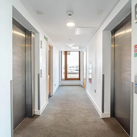 2-bed 2 Bath At Dock With Balcony * 리즈