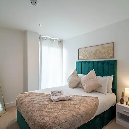 2-bed 2 Bath At Dock With Balcony 리즈