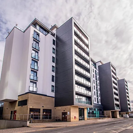 2-bed 2 Bath At Dock With Balcony * 리즈