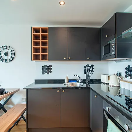 아파트 2-bed 2 Bath At Dock With Balcony 리즈