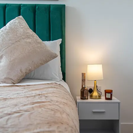 2-bed 2 Bath At Dock With Balcony * 리즈