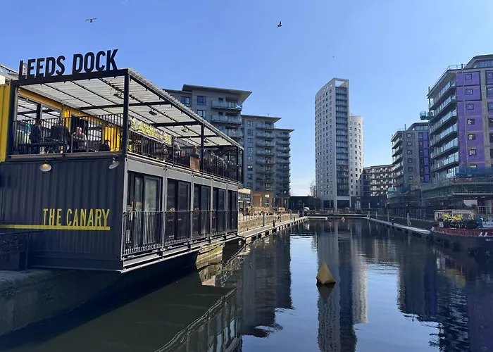 Leeds Dock 2Br 2Ba Balcony & River View Apartment