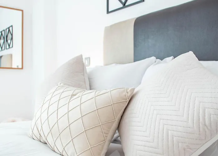 Leeds Dock 2Br 2Ba Balcony & River View