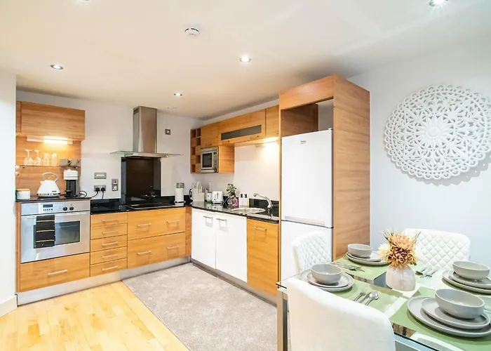 Leeds Dock 2Br 2Ba Balcony & River View Apartment