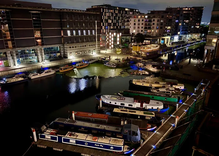 Leeds Dock 2Br 2Ba Balcony & River View Apartment