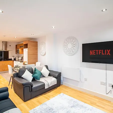 Dock Balcony & River View 2 Bed Leeds (West Yorkshire)