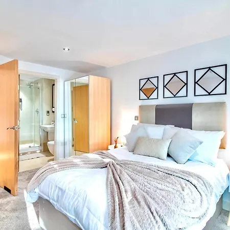 Bright & Scenic 2-Bed Apartment In Leeds Dock With Private Balcony Lägenhet *